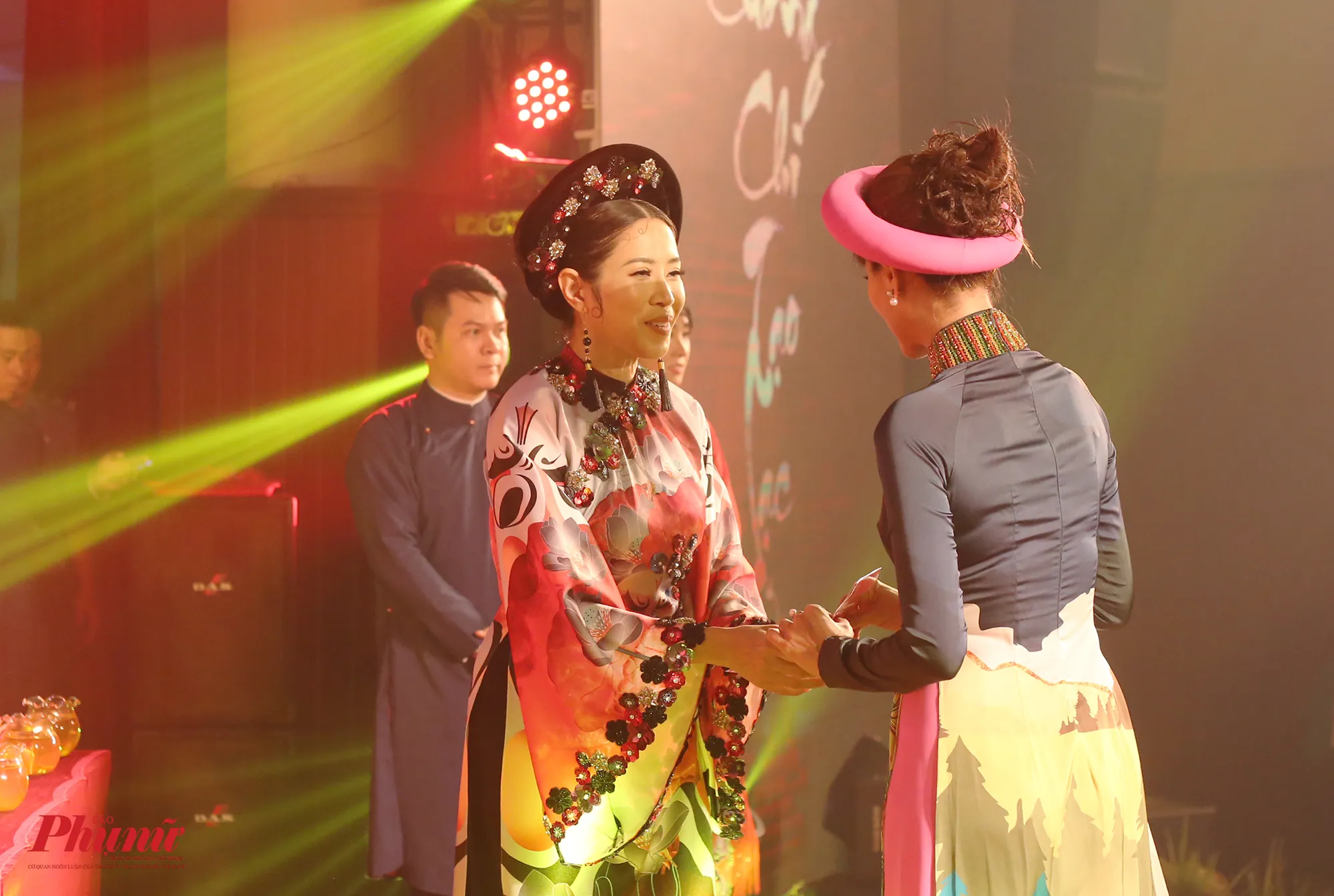 MC Quỳnh Hoa trao phong bao lì xì may mắn cho các nghệ sĩ tham dự