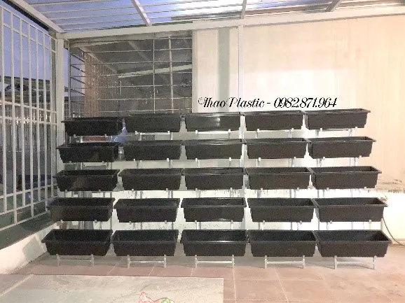 Giá kệ kim loại 5 tầng chứa nhiều chậu 68cm, thể hiện khả năng tận dụng không gian thẳng đứng