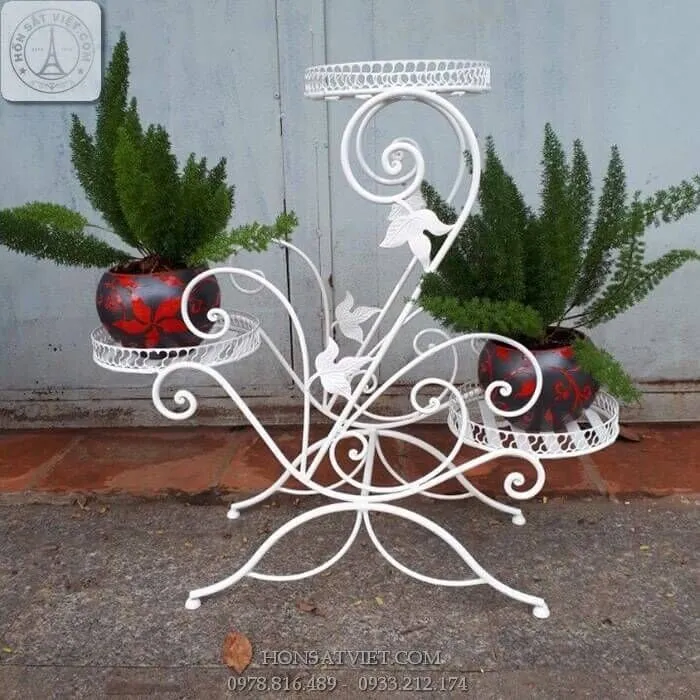 Góc nhỏ nổi bật với kệ để hoa màu trắng