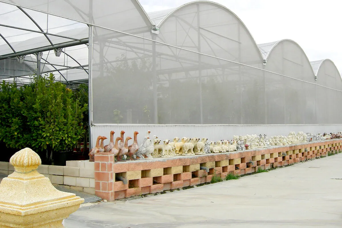 Dùng màng ngăn côn trùng trong vườn trồng hoa phong lan