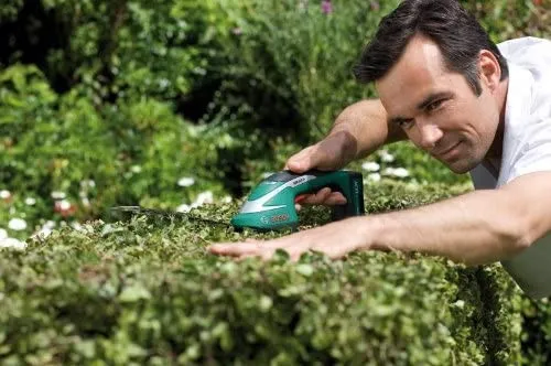 Máy cắt tỉa cây cảnh với nhiều loại cây khác nhau