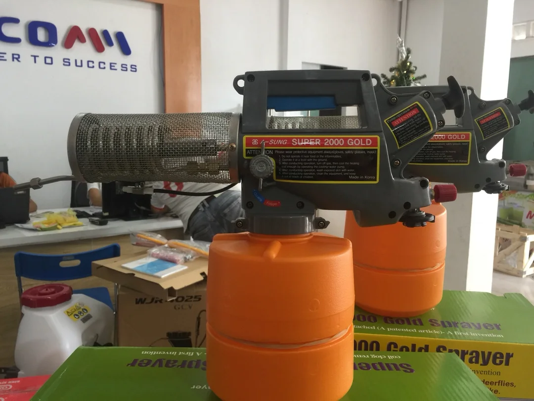 máy phun khói diệt côn trùng mini đang hoạt động thực tế