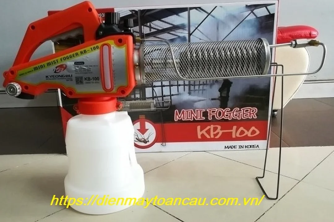 máy phun khói diệt côn trùng mini trong thao tác cầm tay