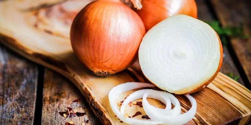 Một đĩa hành tây thái nhỏ cũng khiến gián hoảng sợ và bỏ đi ngay tức khắc.