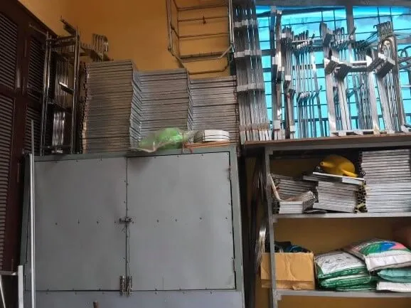 Hàng hóa giá treo luôn có sẵn tại kho với số lượng lớn cho khách sỉ