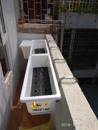 Giá sắt treo chậu hoa nới rộng móc lên 13cm để treo lên tường gạch