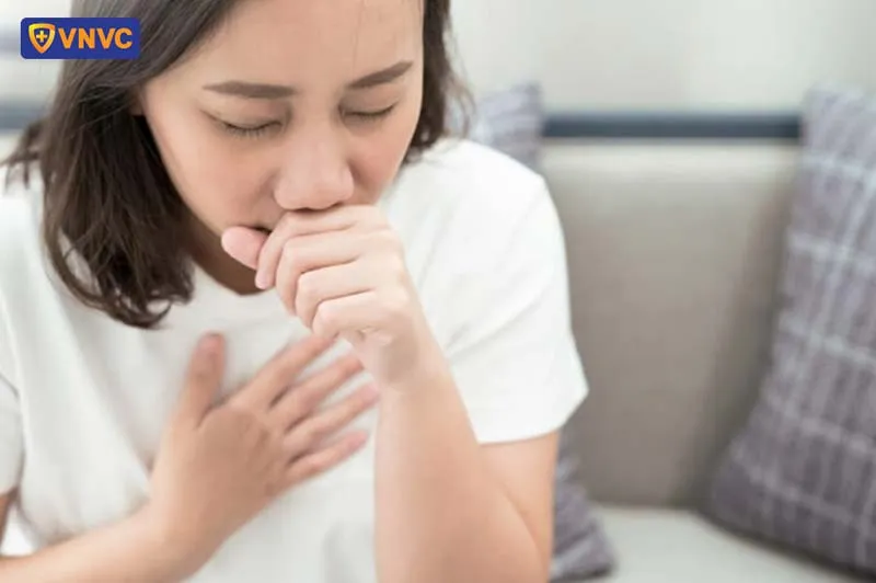 Cận cảnh muỗi vằn Aedes aegypti đang đốt người, vật trung gian truyền bệnh sốt xuất huyết nguy hiểm