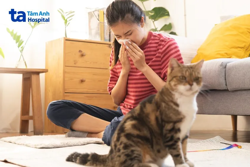 các nguyên nhân gây dị ứng chính bao gồm protein từ vật nuôi và các loại côn trùng thường gặp