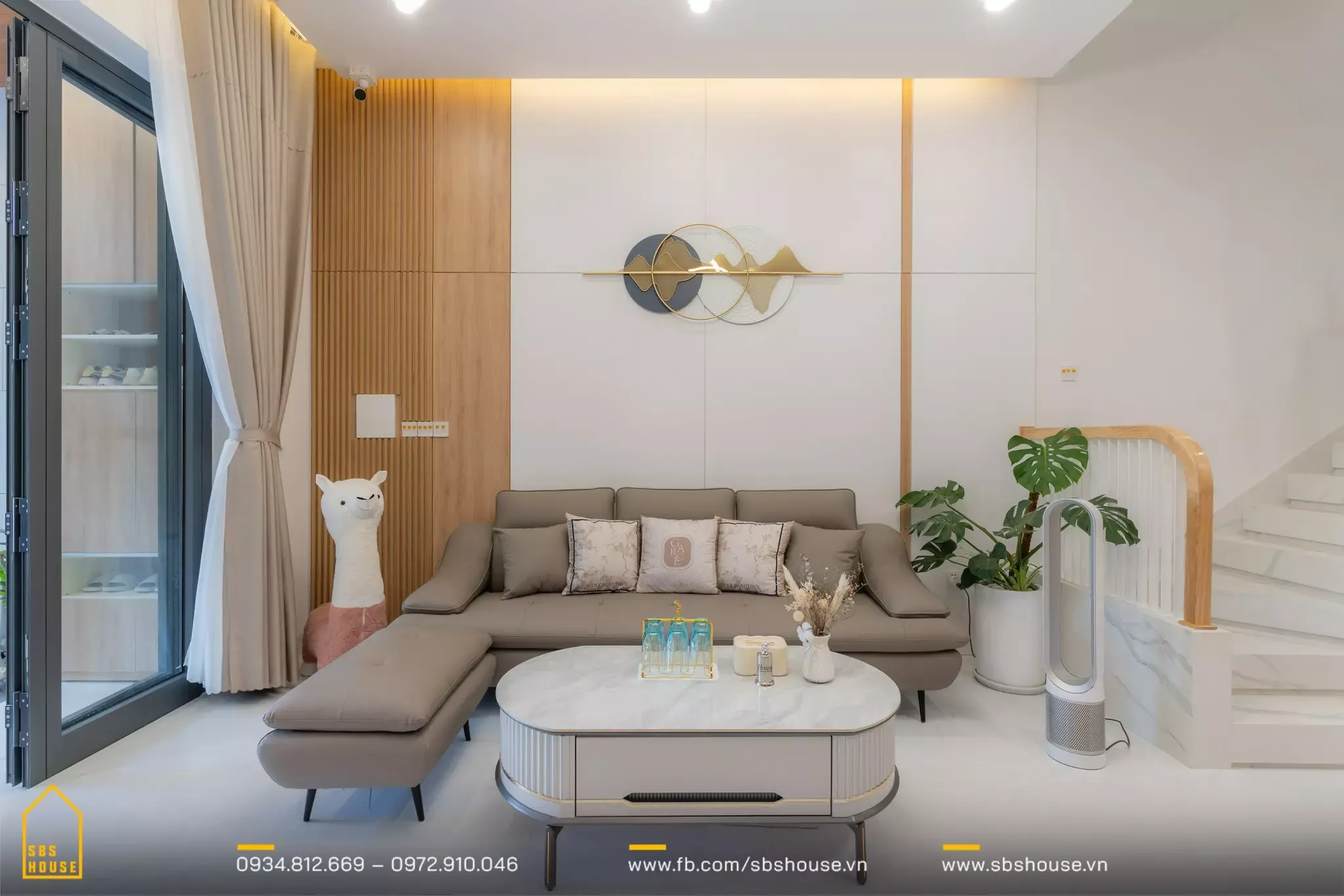 Cây xanh tạo điểm nhấn thẩm mỹ hiện đại và sang trọng cho phòng khách gia đình