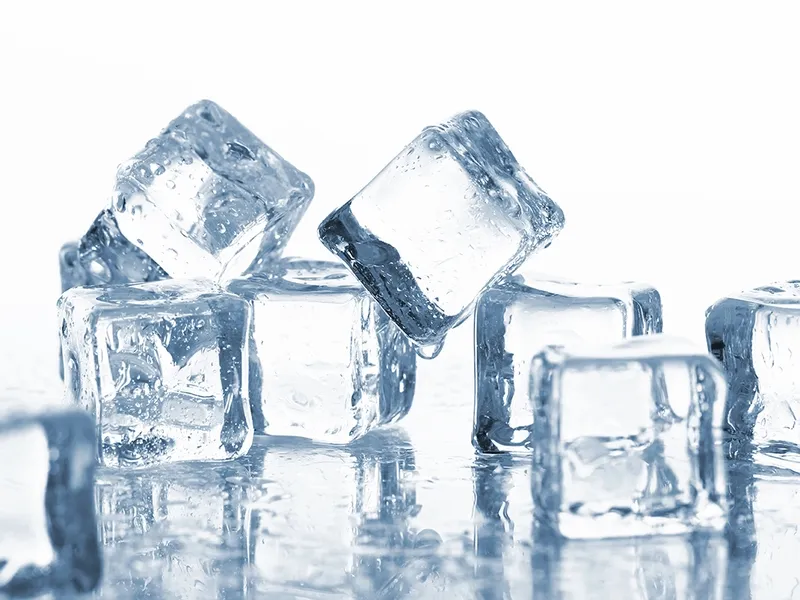 Để giảm sưng cho vết thương côn trùng cắn thì có thể chườm đá lên vết đốt