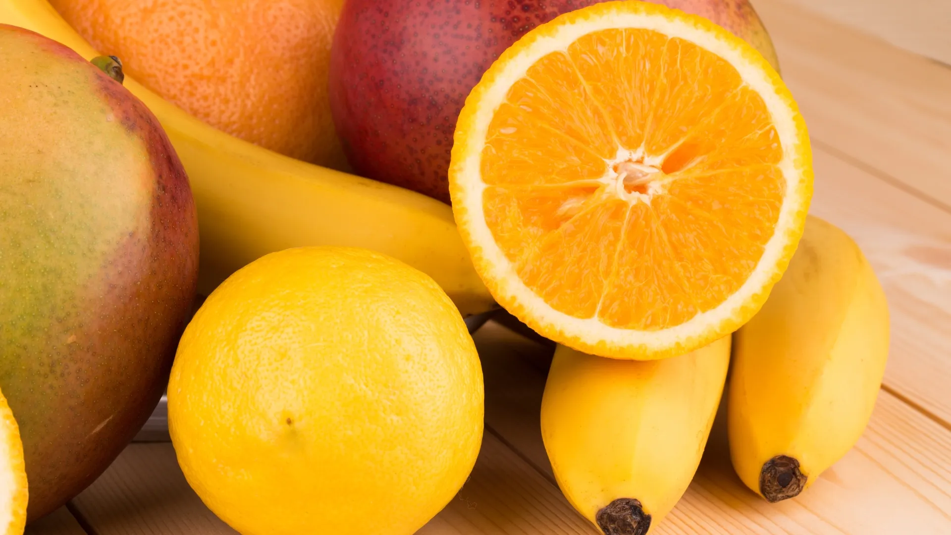 Mẹ nên bổ sung trái cây tươi vì không chỉ mang lại nguồn vitamin dồi dào mà còn giúp tăng sức đề kháng cho mẹ