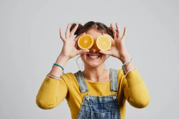 Trái cây giàu vitamin C hỗ trợ bảo vệ mạch máu trong mắt cận