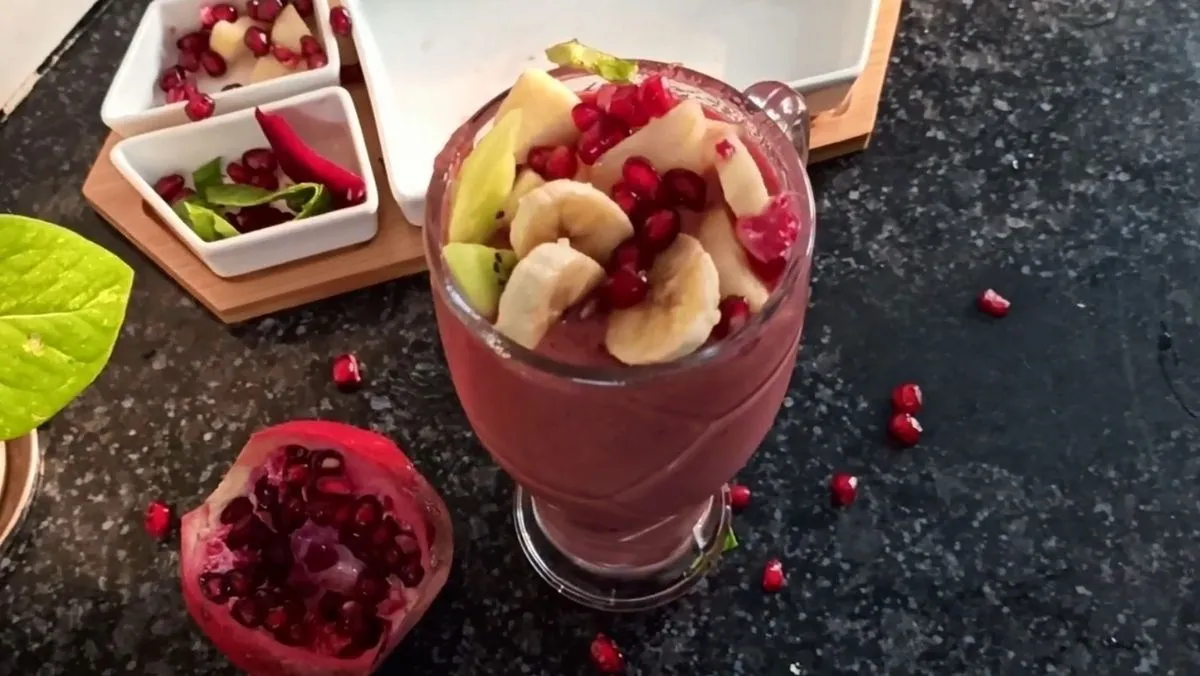 Alt text: Sinh tố trái cây rau củ chứa nhiều chất xơ tốt cho sức khỏe