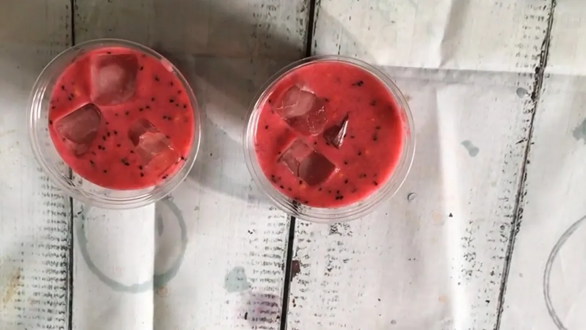 Alt text: Sinh tố trái cây nhiệt đới với màu sắc rực rỡ và bắt mắt