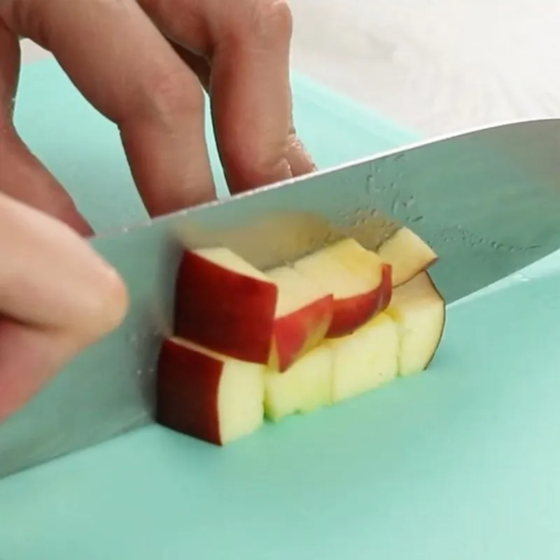 Alt text: Các bước sơ chế trái cây chuẩn bị cho công đoạn xay sinh tố