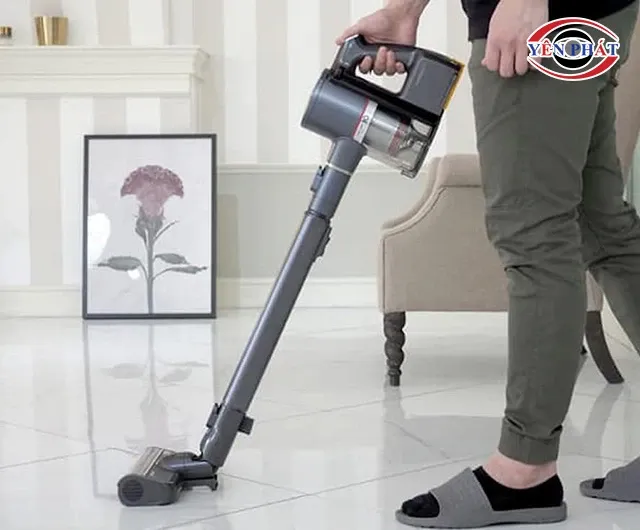 Sử dụng cây lau nhà thông minh bằng điện LG A9N-Max dọn dẹp phòng khách