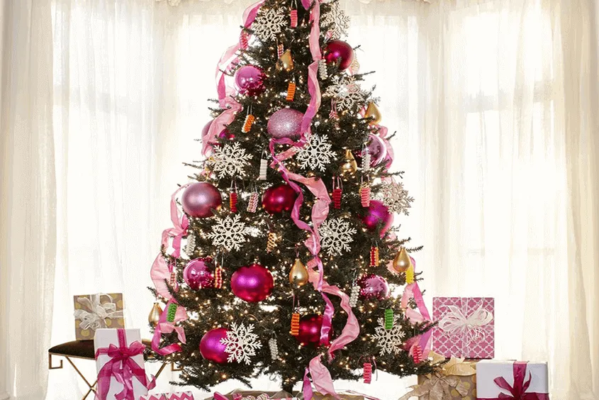 Sử dụng quả châu để trang trí cây thông noel