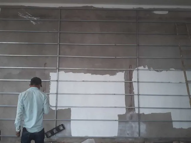 Quá trình đưa cây vào chậu và cố định lên khung tường đứng