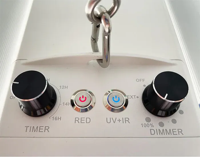 Bộ hẹn giờ và điều chỉnh độ sáng tích hợp trên hệ thống đèn led trồng cây trong nhà chuyên nghiệp