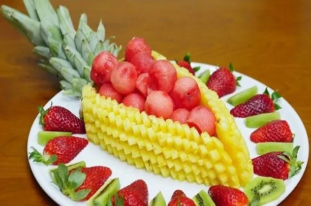 Trang trí đĩa trái cây bằng quả khóm