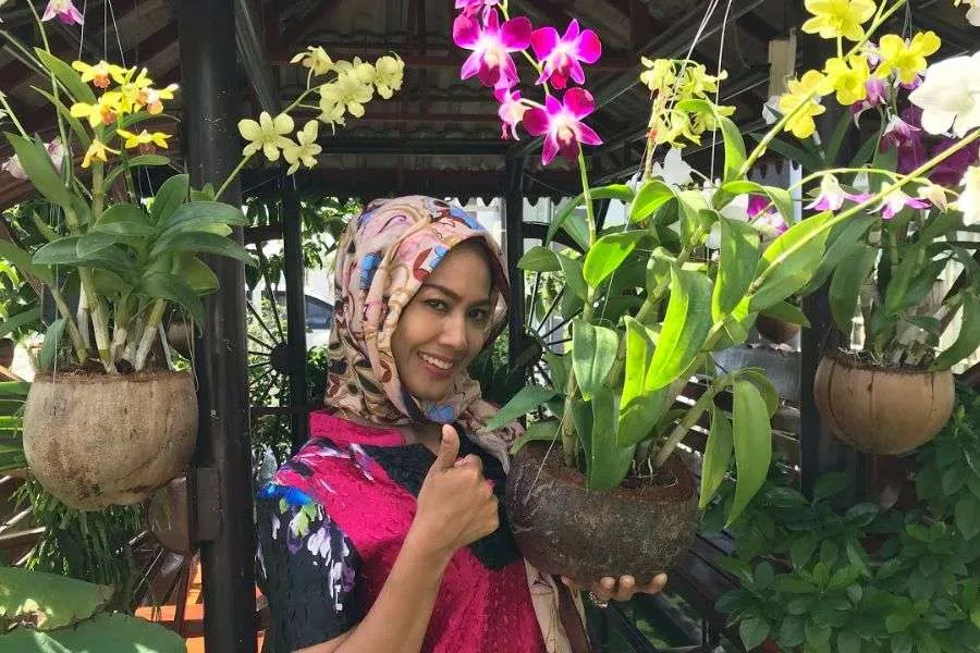 Tận dụng vỏ quả dừa khô để làm chậu trồng hoa lan sáng tạo