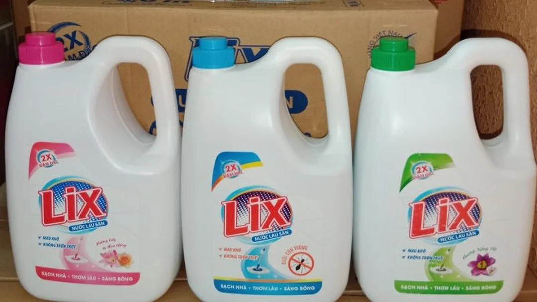 tự làm nước lau sàn đuổi côn trùng từ chanh sả quế