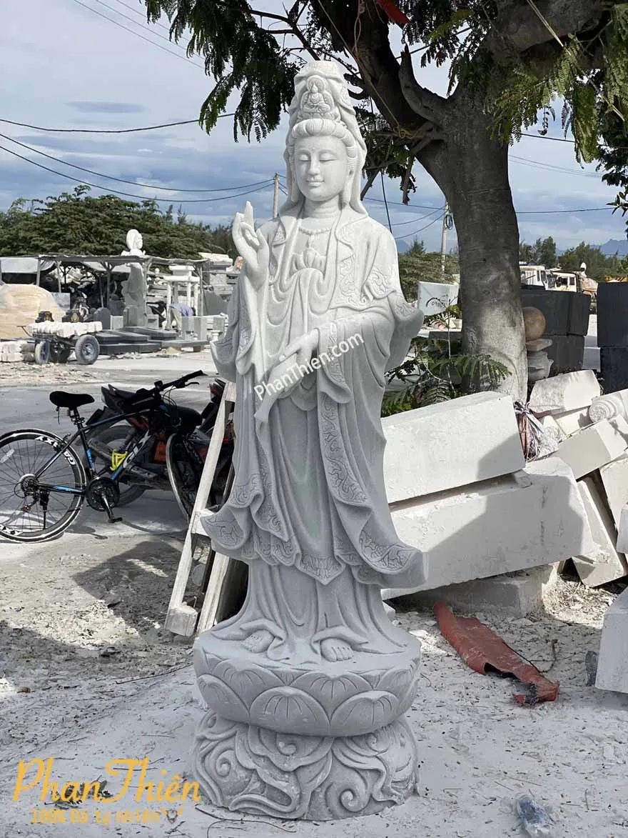 Tượng Phật Quan Âm đứng đài sen trong quá trình điêu khắc tại xưởng