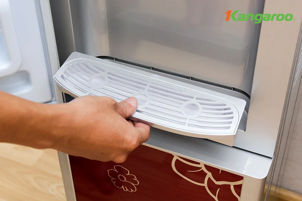 Súc rửa bồn nóng và lạnh thật kỹ là phần quan trọng trong cách vệ sinh cây nước nóng lạnh kangaroo