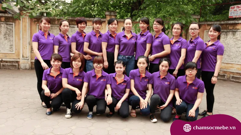 Chuyên viên điều dưỡng đang tư vấn liệu trình chăm sóc mẹ và bé hoàng gia