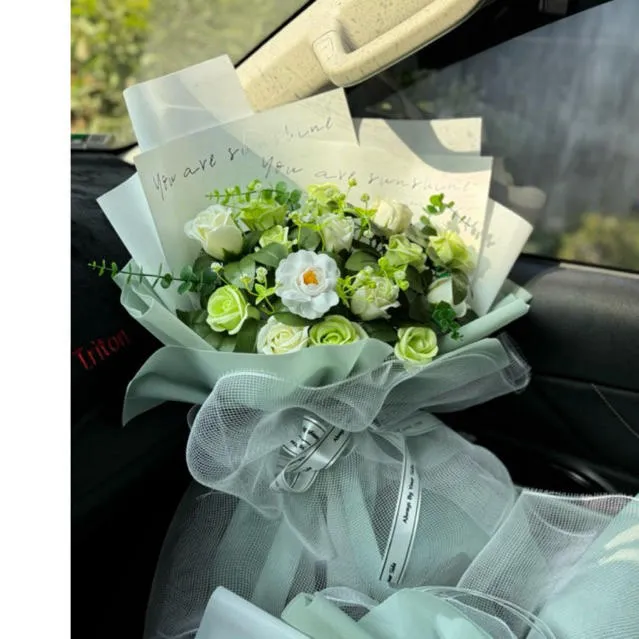 Gửi lời chúc khai trương thịnh vượng với bó hoa hồng xanh lá cây rực rỡ