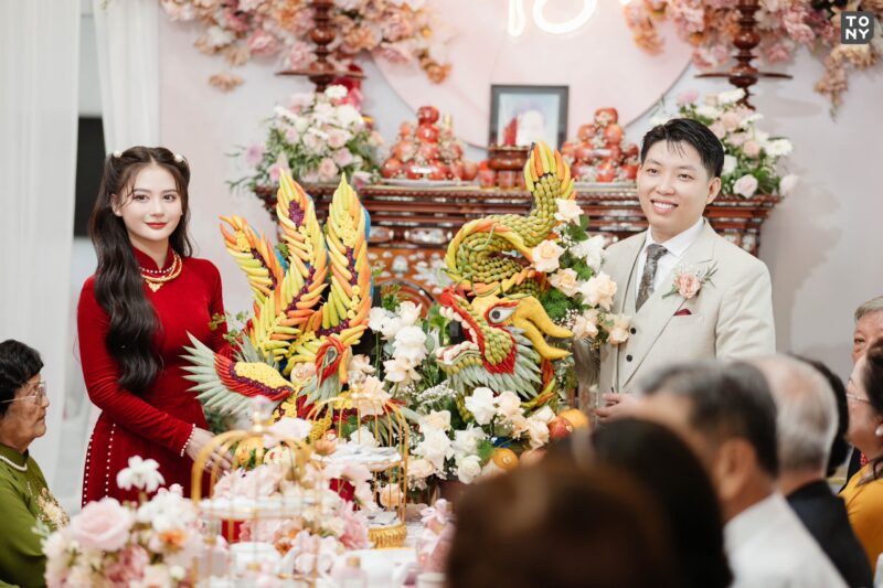 Mâm Quả Trái Cây Đám Cưới: Ý Nghĩa Long Phụng & Xu Hướng Hoa Sáp Hiện Đại