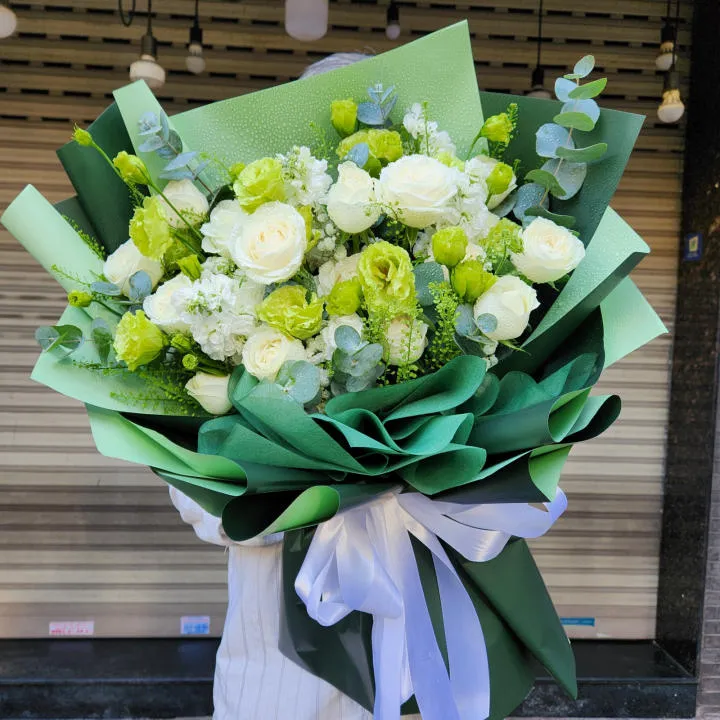 Bó hoa hồng xanh lá cây tươi mát, độc đáo – món quà gửi gắm thông điệp may mắn và hy vọng