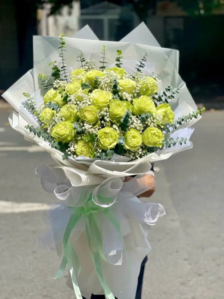 Bó hoa hồng xanh lá cây sang trọng, lạ mắt, phù hợp cho mọi dịp đặc biệt.